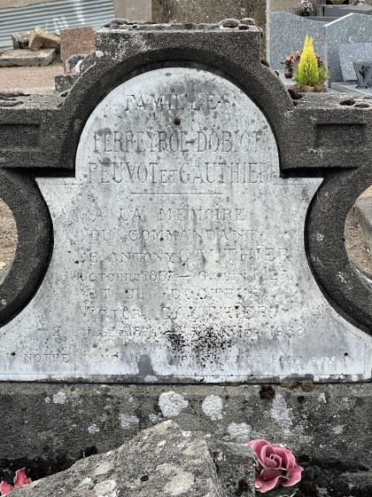 Monument des familles FERREYROL DOBIOT PEUVOT GAUTHIER à Saint-Saulge