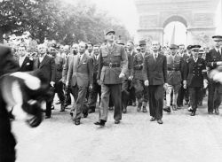 1944-De Gaulle à Paris.jpg