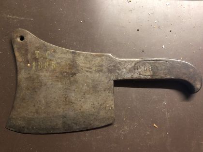 Le célèbre couperet forgé pour